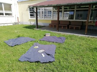 06-oddychova zona vo vonkajsom areali skoly so sadom cernic 1