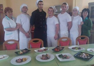 A na záver nechýbalo aj spoločné posedenie a nechýbal ani vynikajúci zákusok, ktorý nám pripravila naša skupina žiakov II. G.