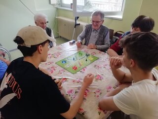 Naši dobrovoľníci v zariadení pre seniorov - 03