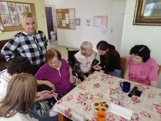 Naši dobrovoľníci v zariadení pre seniorov - 06