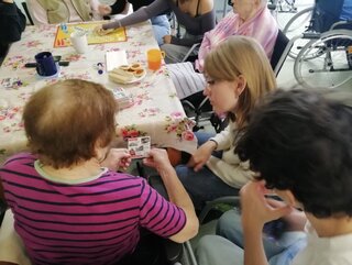 Naši dobrovoľníci v zariadení pre seniorov - 08