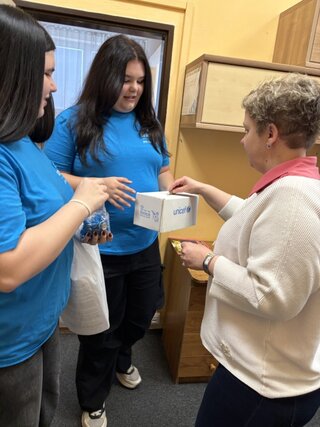 Unicef - modrý gombík - 02