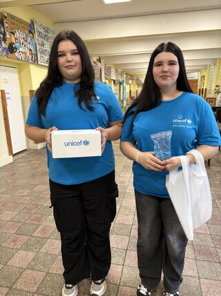 Unicef - modrý gombík - 03