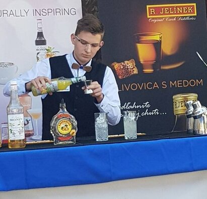 Trendy barový čašník 2018