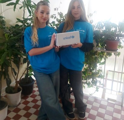 UNICEF - Modrý gombík